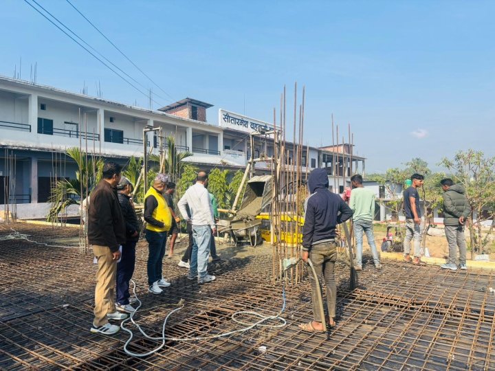 विश्वविद्यालय अनुदान आयोग (UGC) को आर्थिक सहयोगमा निर्माणाधीन भवनको पहिलो तल्लाको ढलान निर्माण कार्य सम्पन्न
