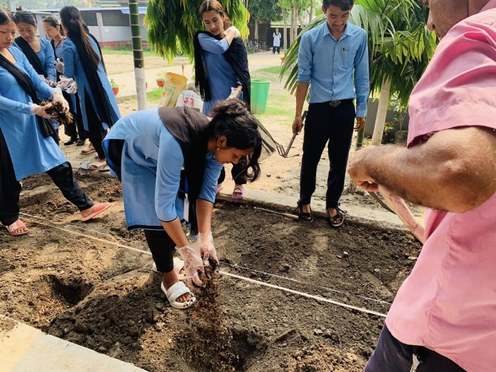 अतिरिक्त क्रियाकलाप समिति (ECAC) को आयोजनामा फूलबारी निर्माण र सरसफाइ कार्यक्रम